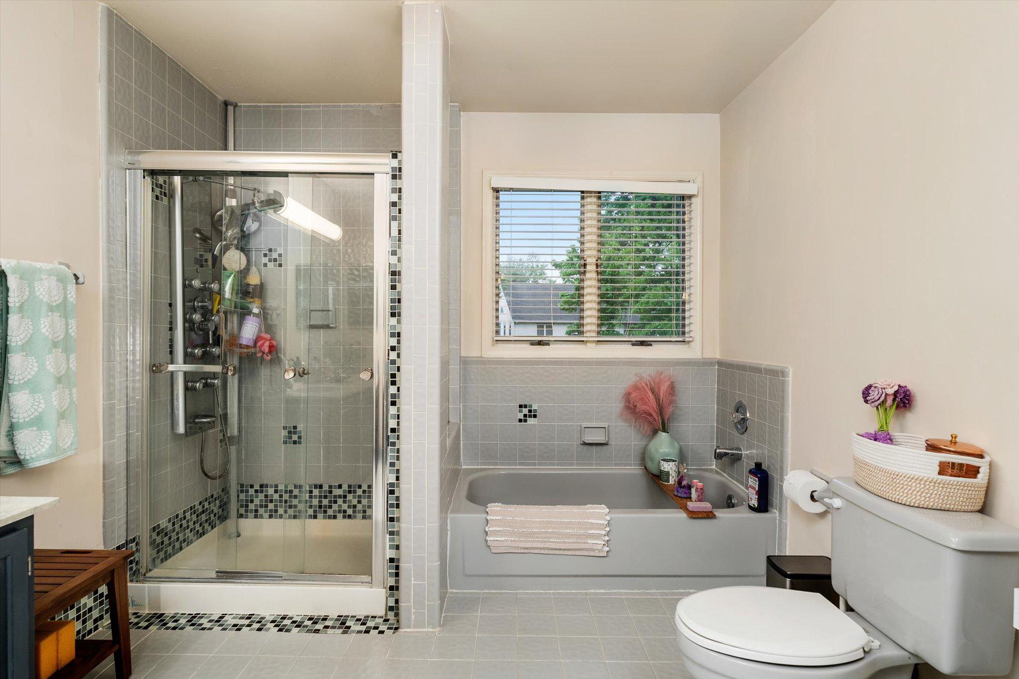 22 Exeter Court Princeton, NJ 08540 - Photo 18 of 31 Primary Bathroom