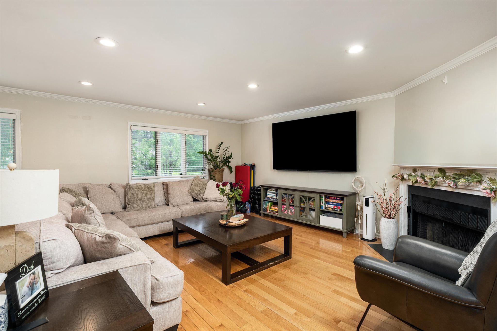 22 Exeter Court Princeton, NJ 08540 - Photo 5 of 31 Living Room
