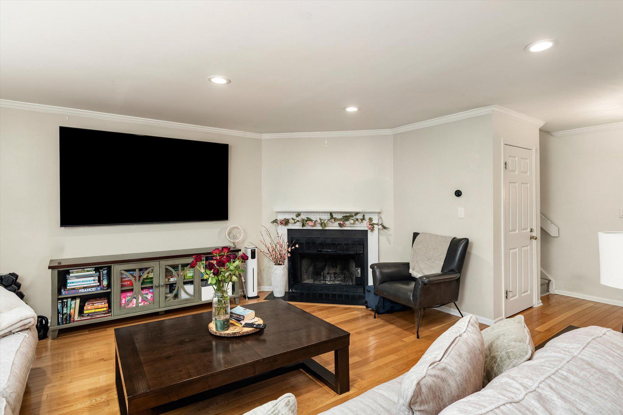 22 Exeter Court Princeton, NJ 08540 - Photo 7 of 31 Living Room/ Fireplace view