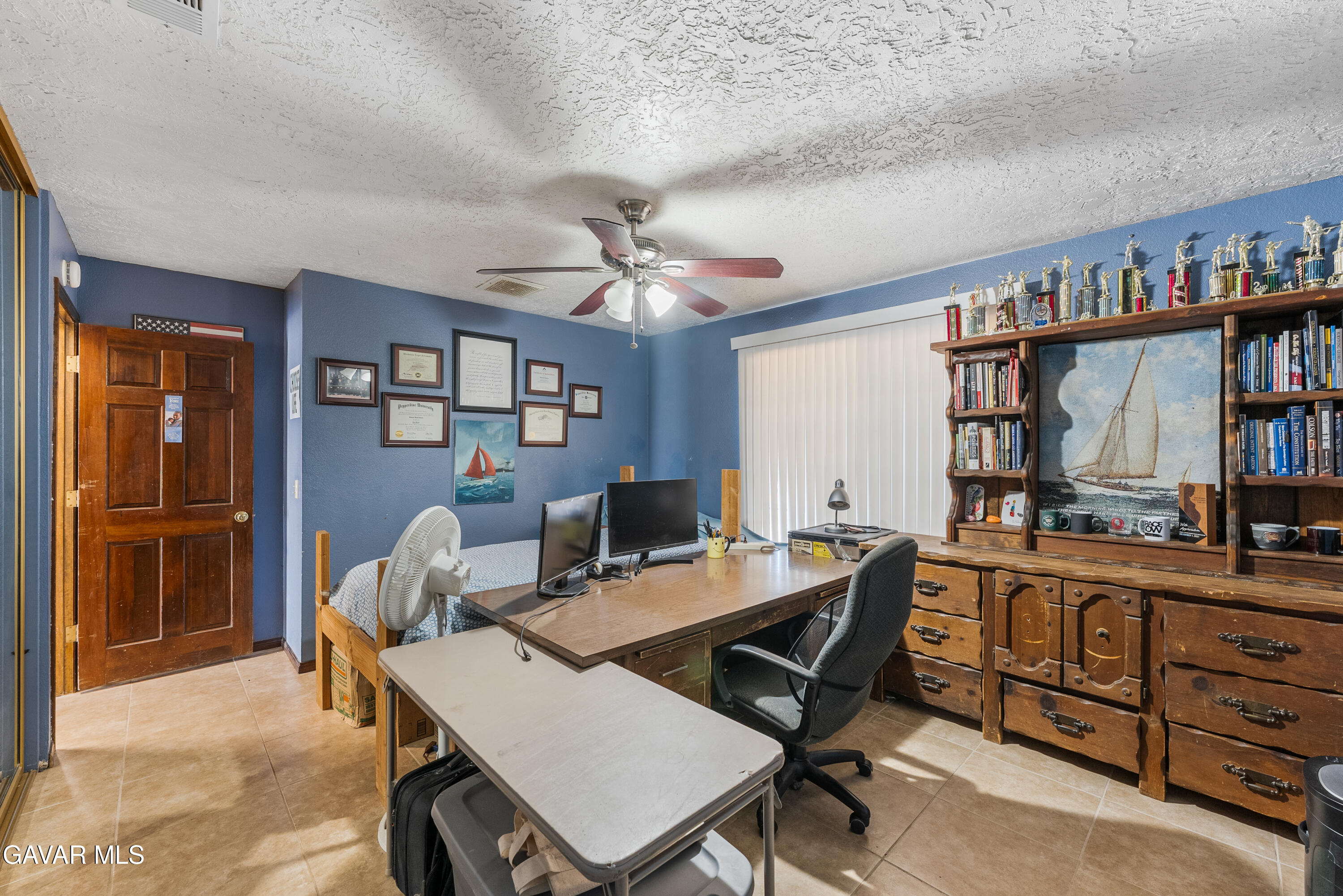 40508 154th Street East Lancaster, CA 93535 - Photo 12 of 20 a workspace with furniture and a bookshelf