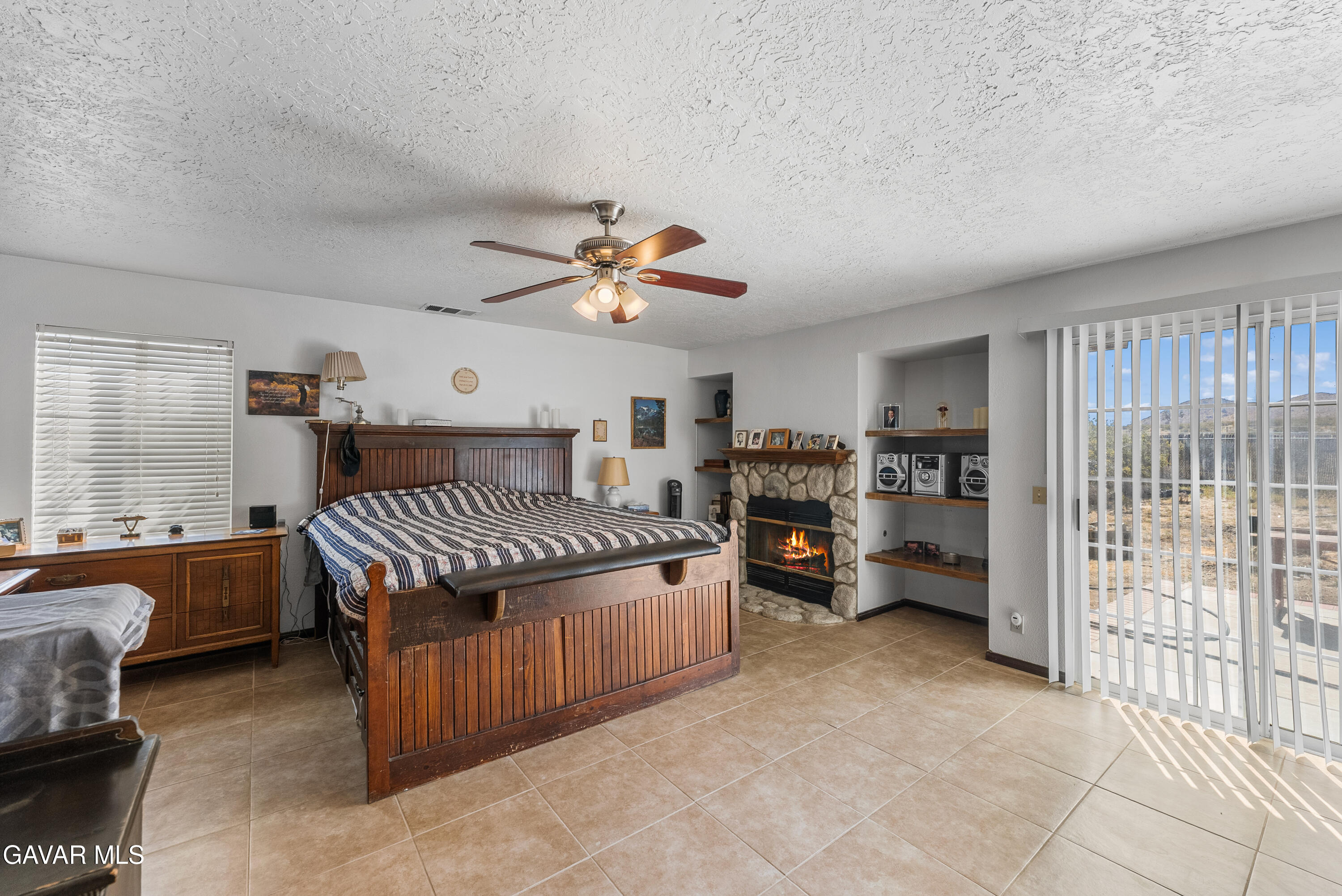 40508 154th Street East Lancaster, CA 93535 - Photo 13 of 20 a view of a livingroom with furniture and windows