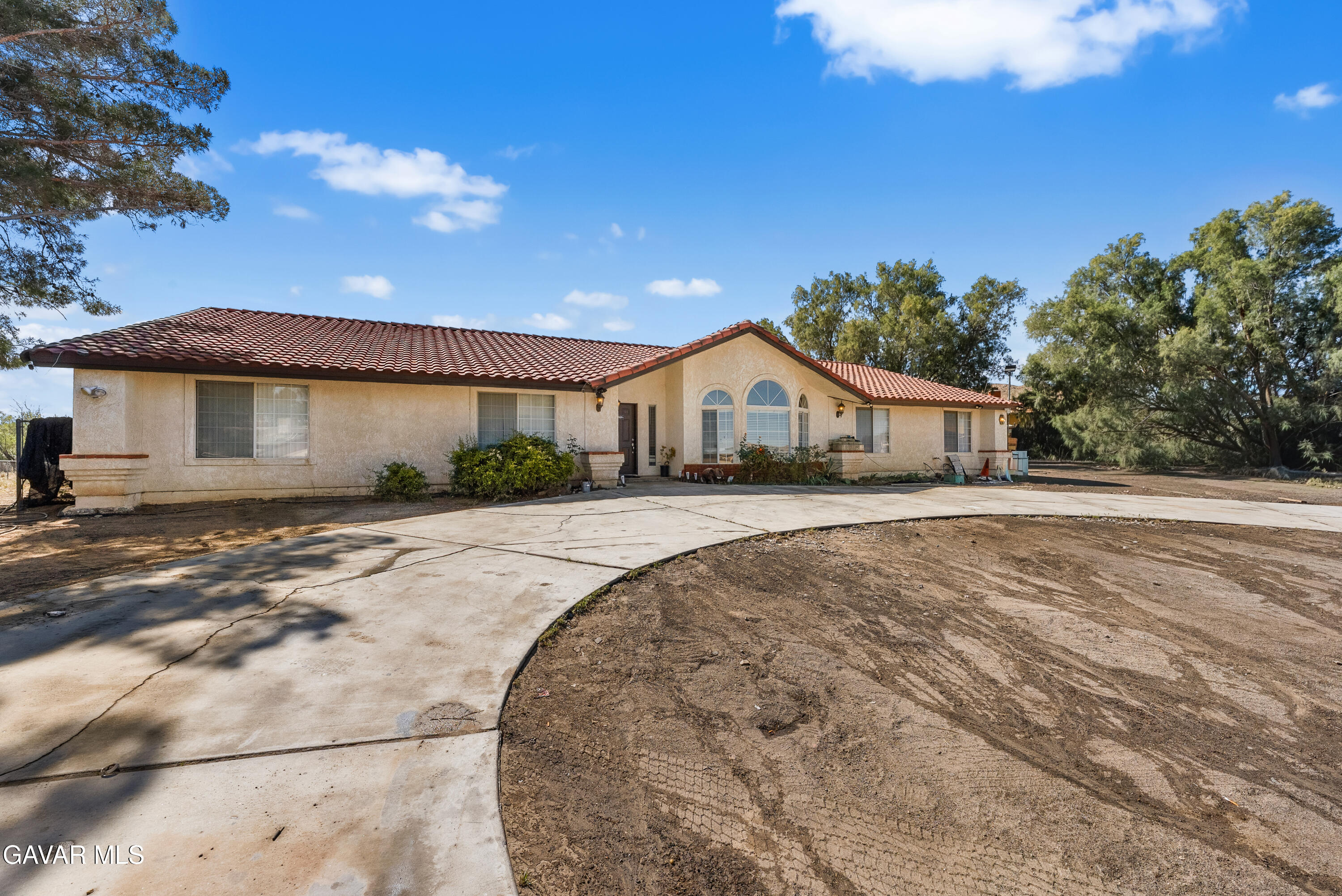 40508 154th Street East Lancaster, CA 93535 - Photo 3 of 20 a front view of a house with a yard