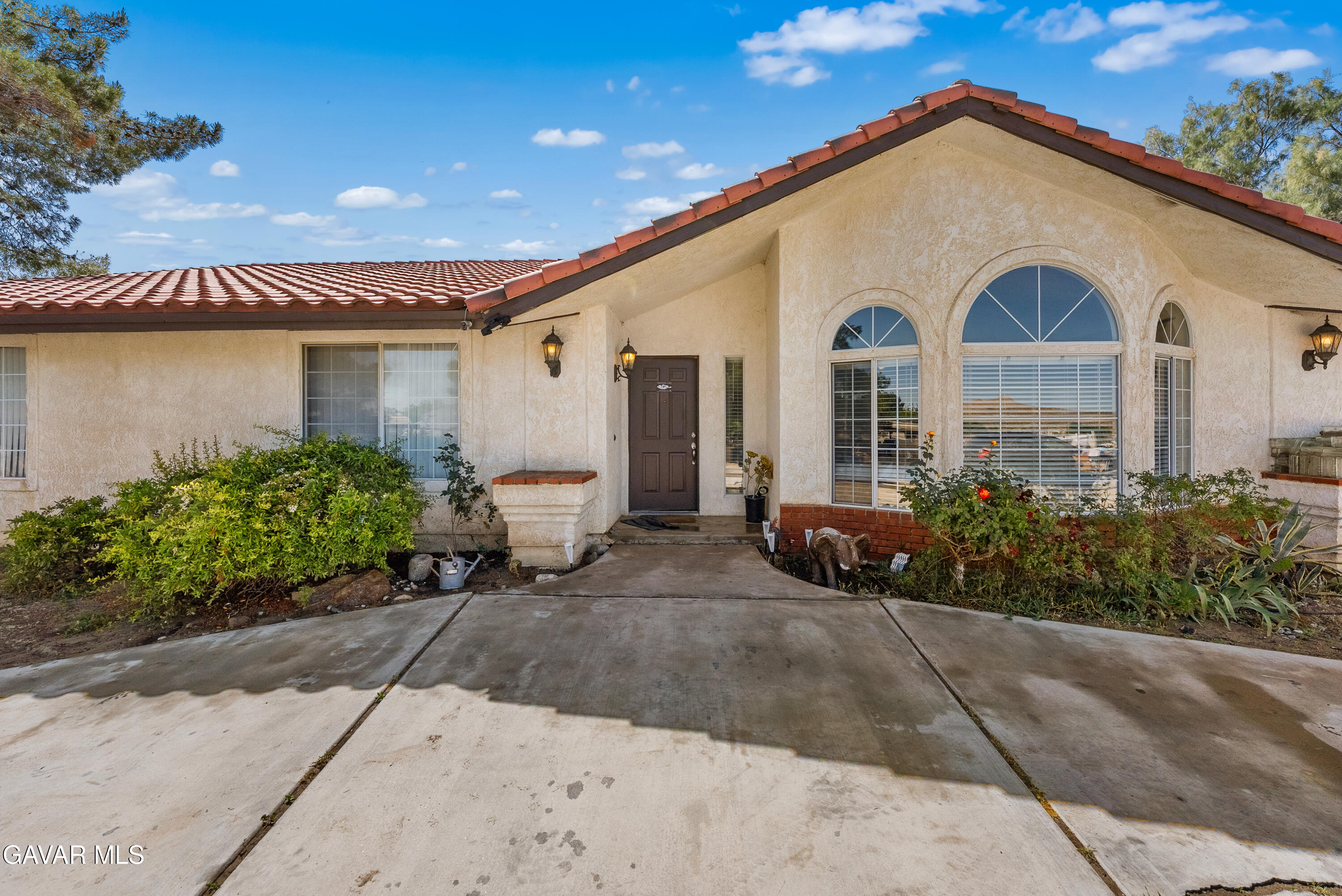 40508 154th Street East Lancaster, CA 93535 - Photo 4 of 20 a front view of a house with garden