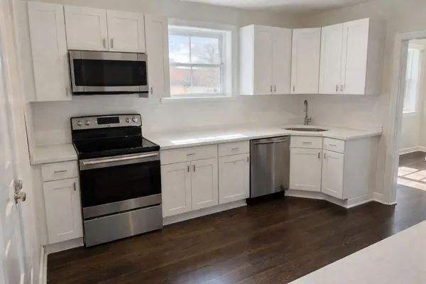 $2,400 | 6509 North Artesian Avenue, Unit 3, Chicago, IL 60645