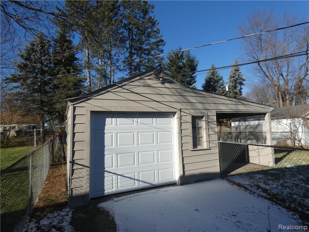 70 Exmoor Road Waterford, MI 48328 - Photo 3 of 14 P1010450.JPG