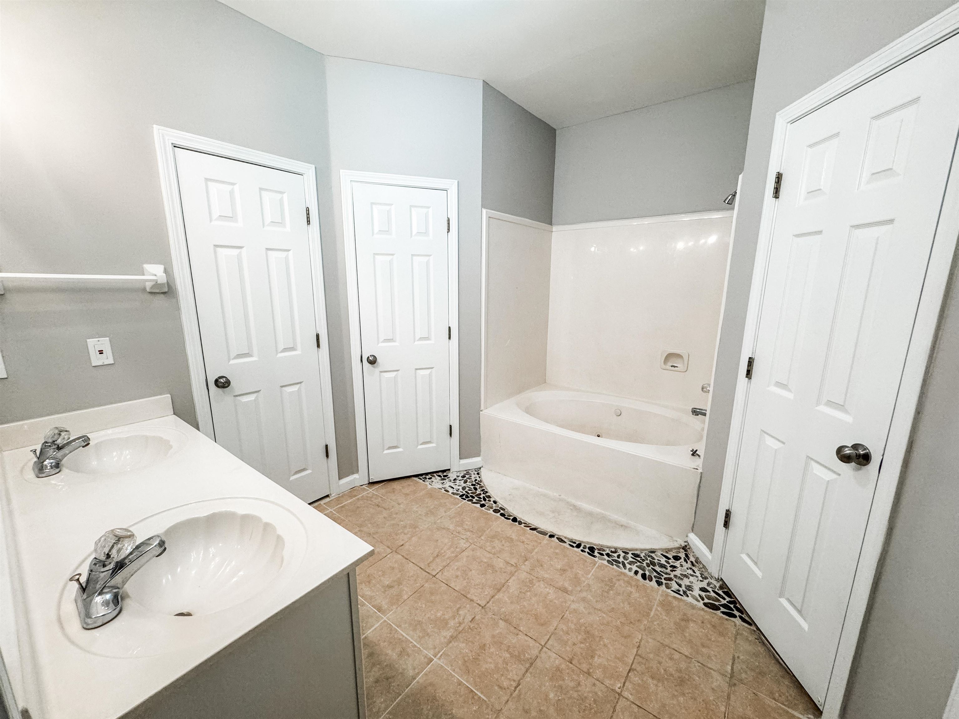 4564 Park Ridge Parkway Collierville, TN 38017 - Photo 6 of 12 a bathroom with a tub sink and mirror