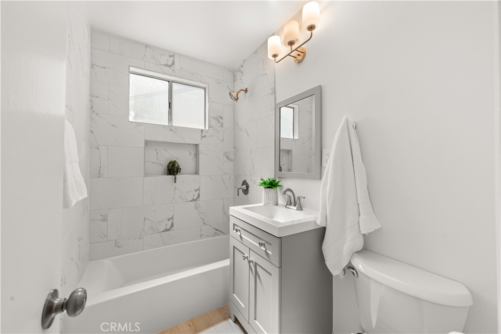 17042 Rorimer Street La Puente, CA 91744 - Photo 4 of 31 Beautifuly refreshed full bath.