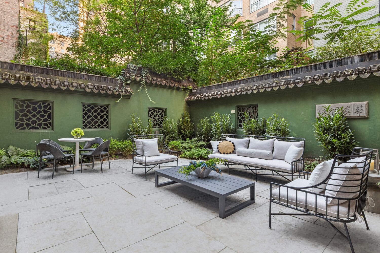 125 East 65th Street Manhattan, NY 10065 - Photo 23 of 26 a patio with patio a couch and chairs