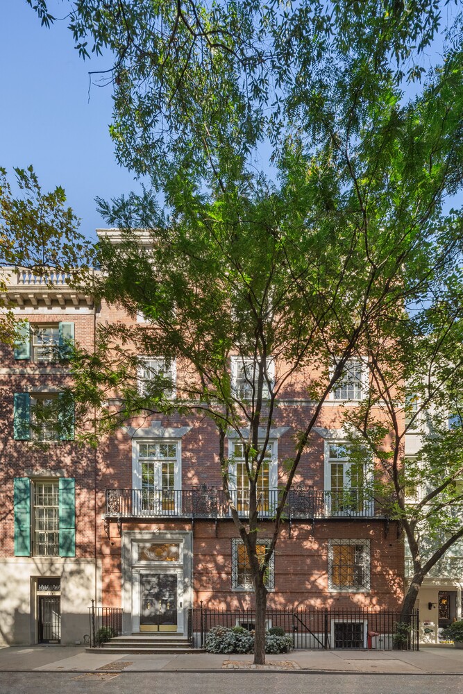 125 East 65th Street Manhattan, NY 10065 - Photo 2 of 26 front view of a house with a tree
