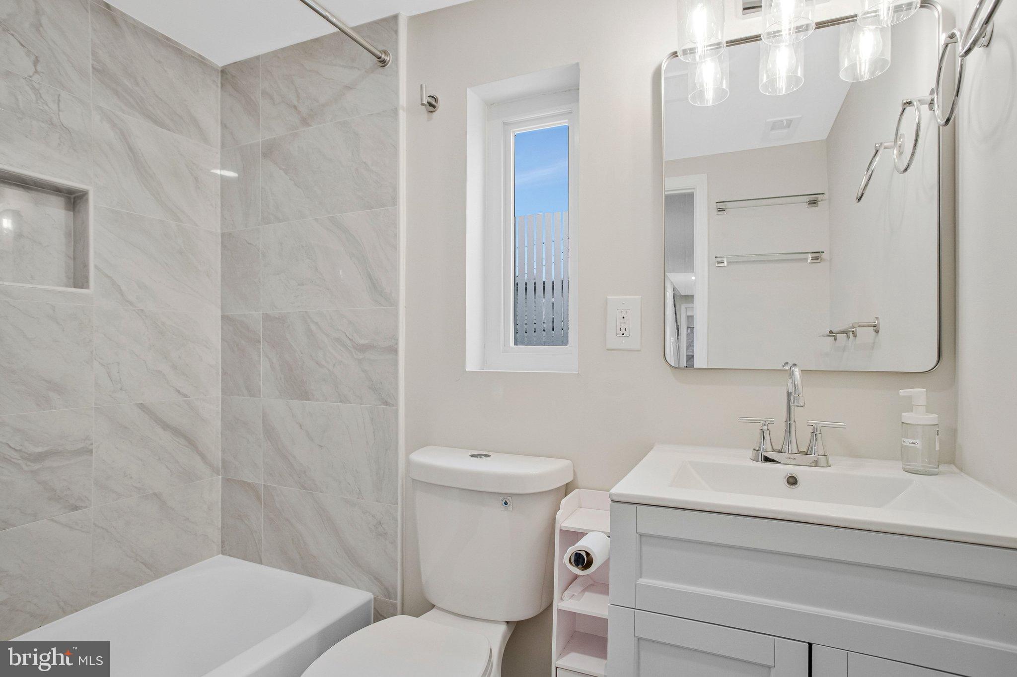 1102 Carroll Street Baltimore, MD 21230 - Photo 27 of 52 Hallway full bathroom