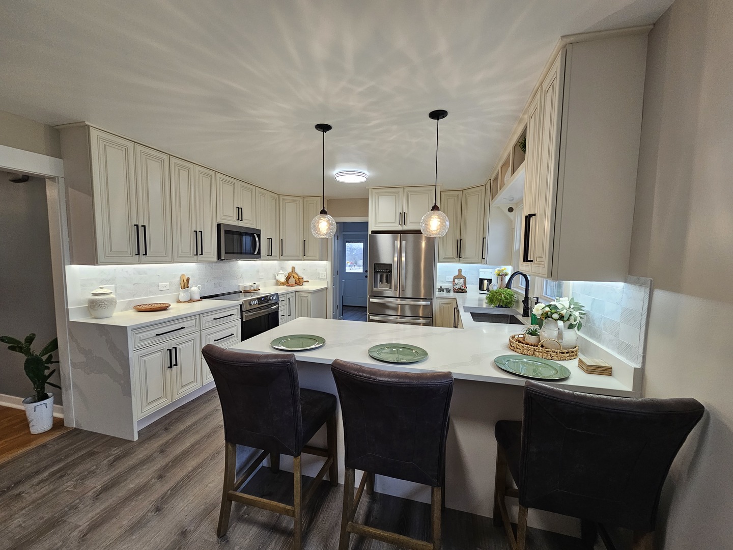 17954 East 10500N Road Grant Park, IL 60940 - Photo 15 of 37 a dining room with stainless steel appliances kitchen island granite countertop a dining table and chairs