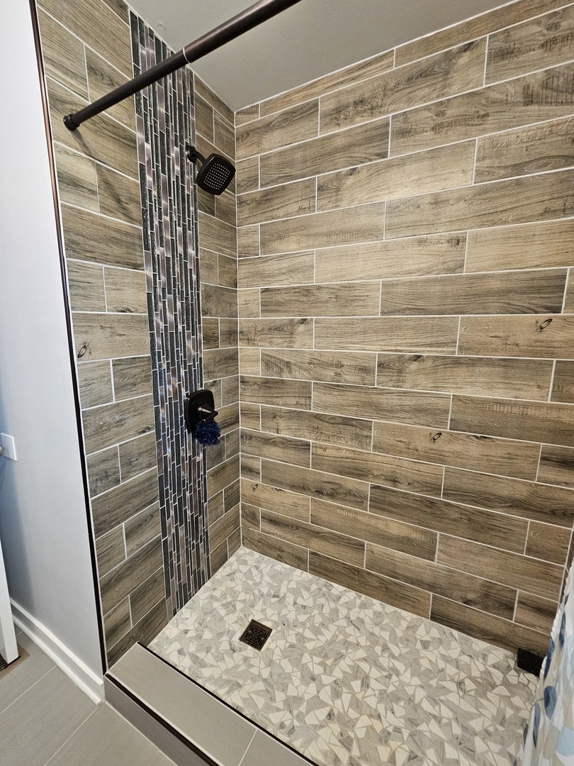 17954 East 10500N Road Grant Park, IL 60940 - Photo 21 of 37 a bathroom with a shower