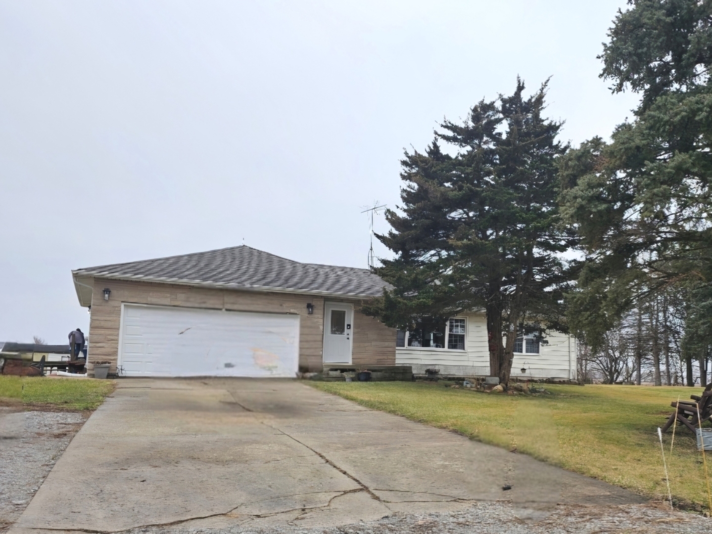 17954 East 10500N Road Grant Park, IL 60940 - Photo 3 of 37 a front view of a house with a yard and garage