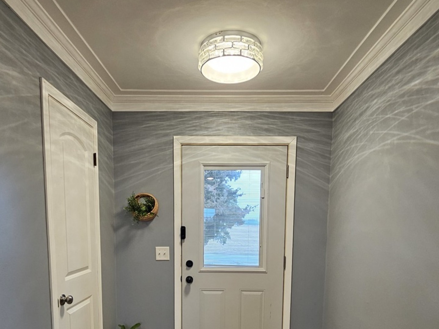 17954 East 10500N Road Grant Park, IL 60940 - Photo 4 of 37 a view of a livingroom and a chandelier