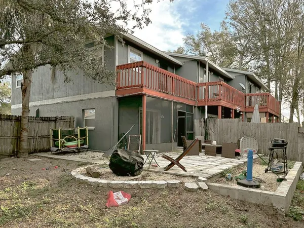 a view of a house with backyard