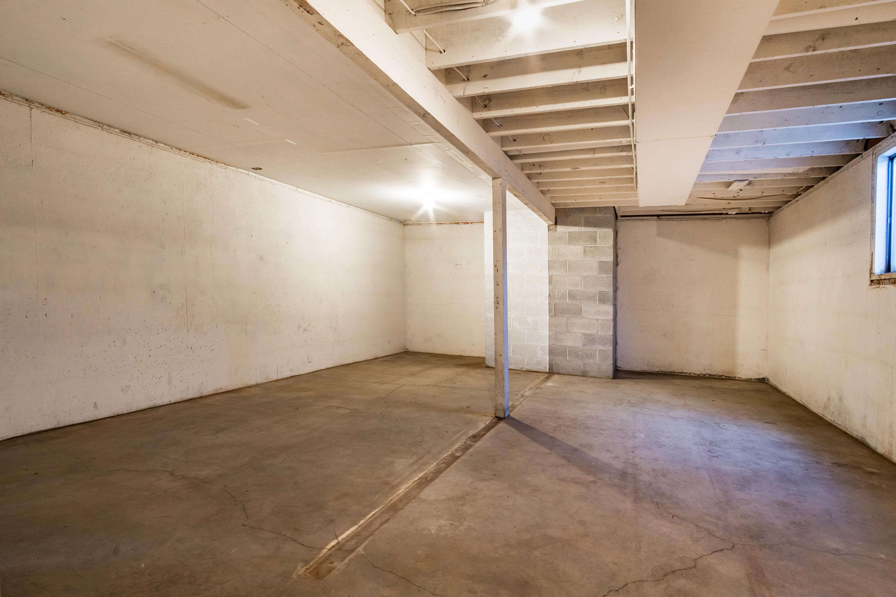 65070 Gerking Market Road Bend, OR 97703 - Photo 35 of 45 Full height finished basement, endless possibilities!