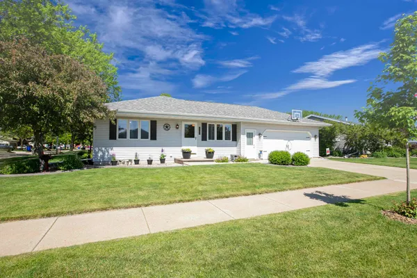 $299,900 | 2909 South Summerset Drive, Appleton, WI 54915