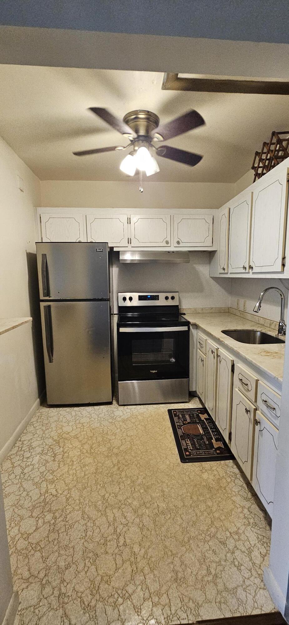 198 Preston Way, Unit 198 Boca Raton, FL 33434 - Photo 6 of 16 a kitchen with a stove a refrigerator and a sink