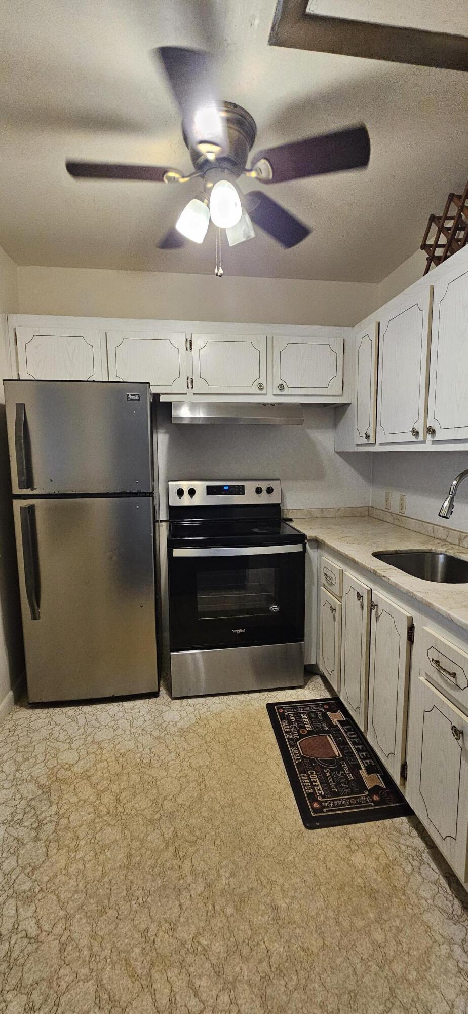 198 Preston Way, Unit 198 Boca Raton, FL 33434 - Photo 7 of 16 a kitchen with a stove a refrigerator and cabinets