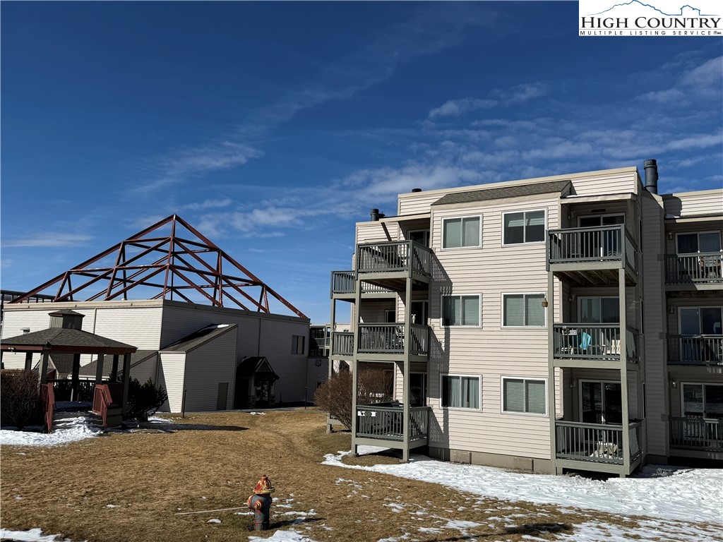 301 Pinnacle Inn Road, Unit 4303 Beech Mountain, NC 28604 - Photo 2 of 37 a front view of a house with a yard