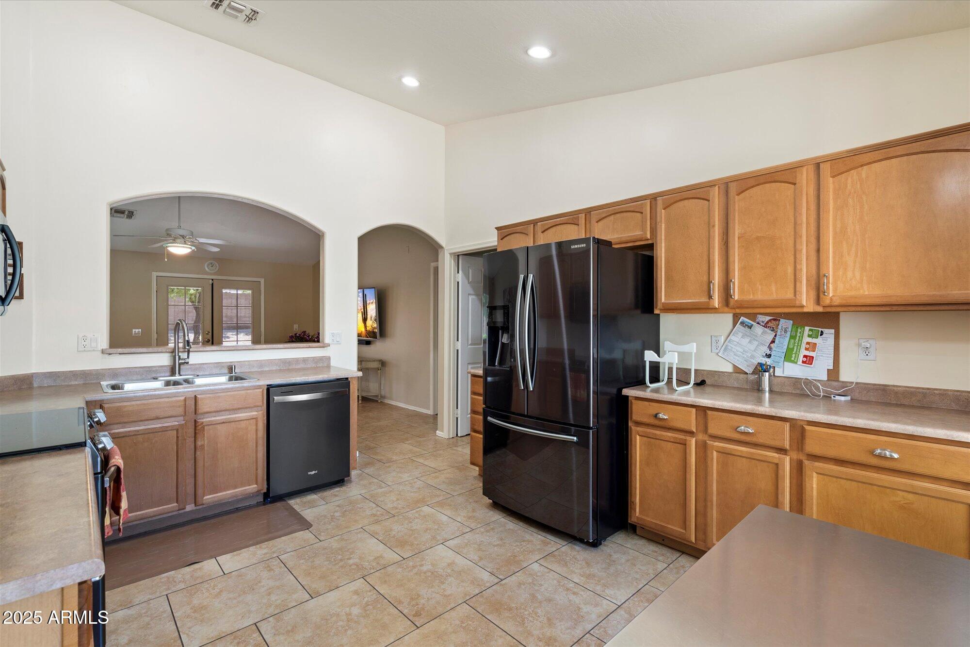 915 East Harwell Road Phoenix, AZ 85042 - Photo 11 of 21 08-101397714