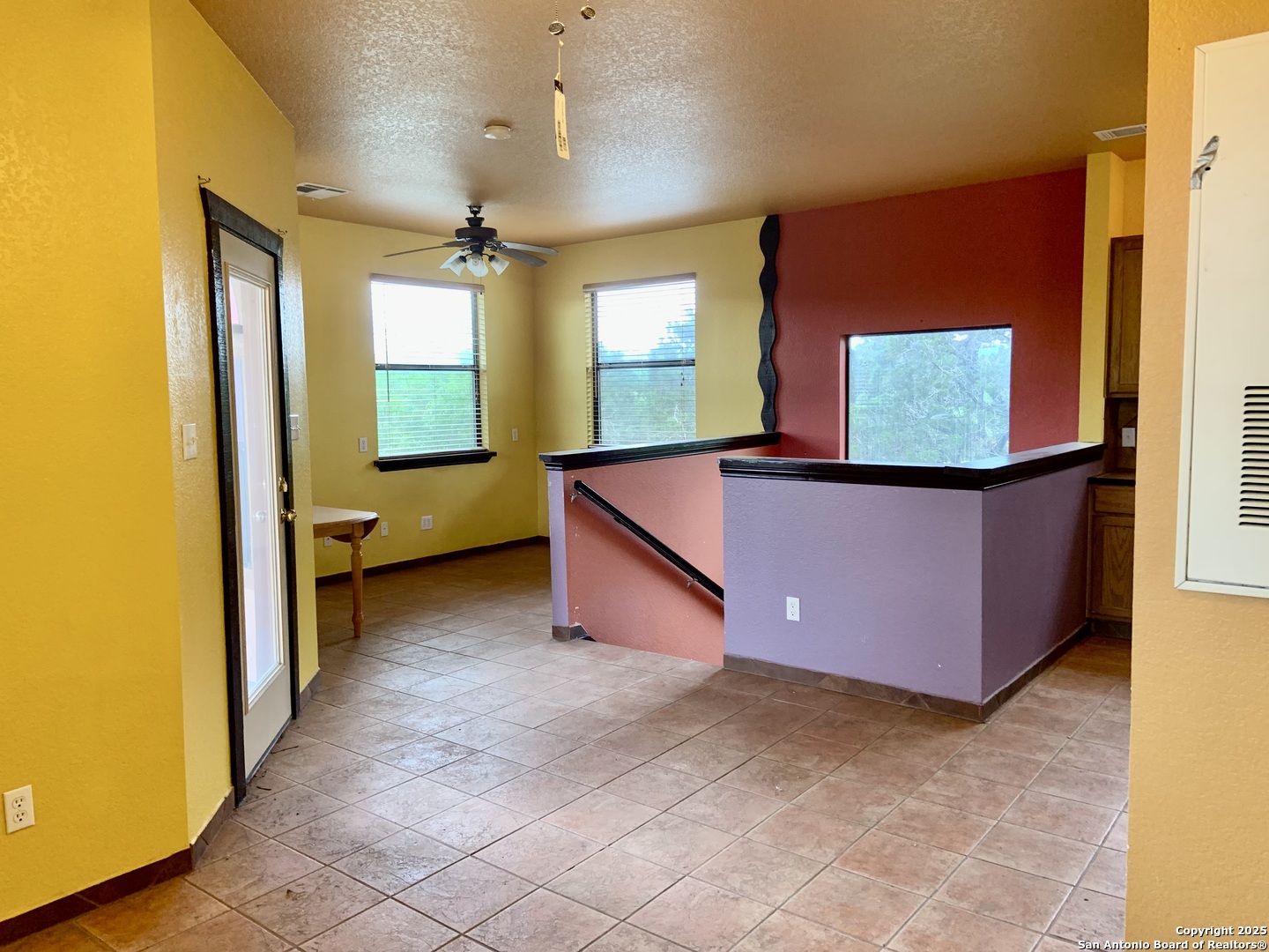 19940 Scenic Loop Road San Antonio, TX 78255 - Photo 23 of 34 a room with window and mirror
