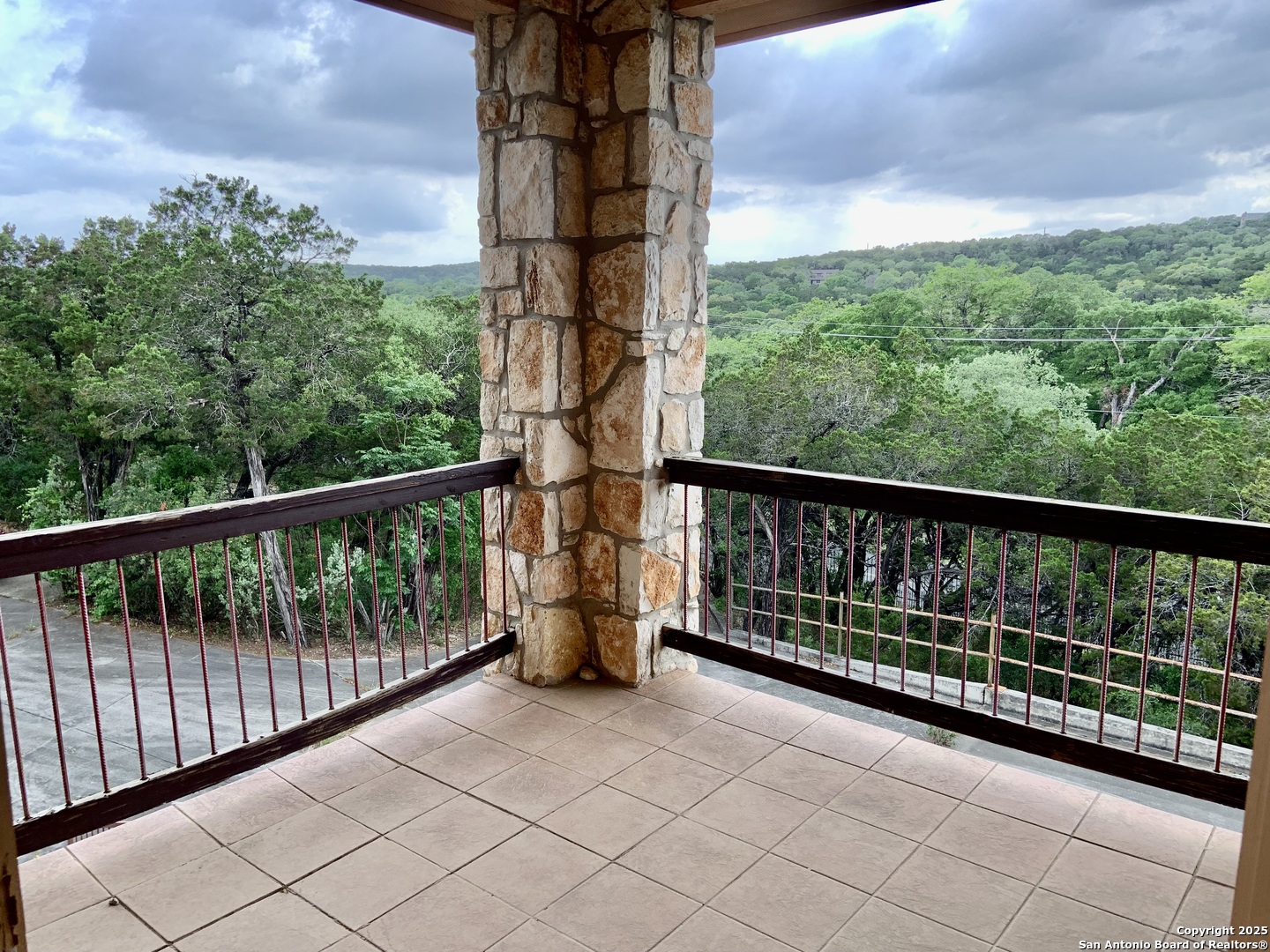 19940 Scenic Loop Road San Antonio, TX 78255 - Photo 30 of 34 a view of a balcony with an outdoor space