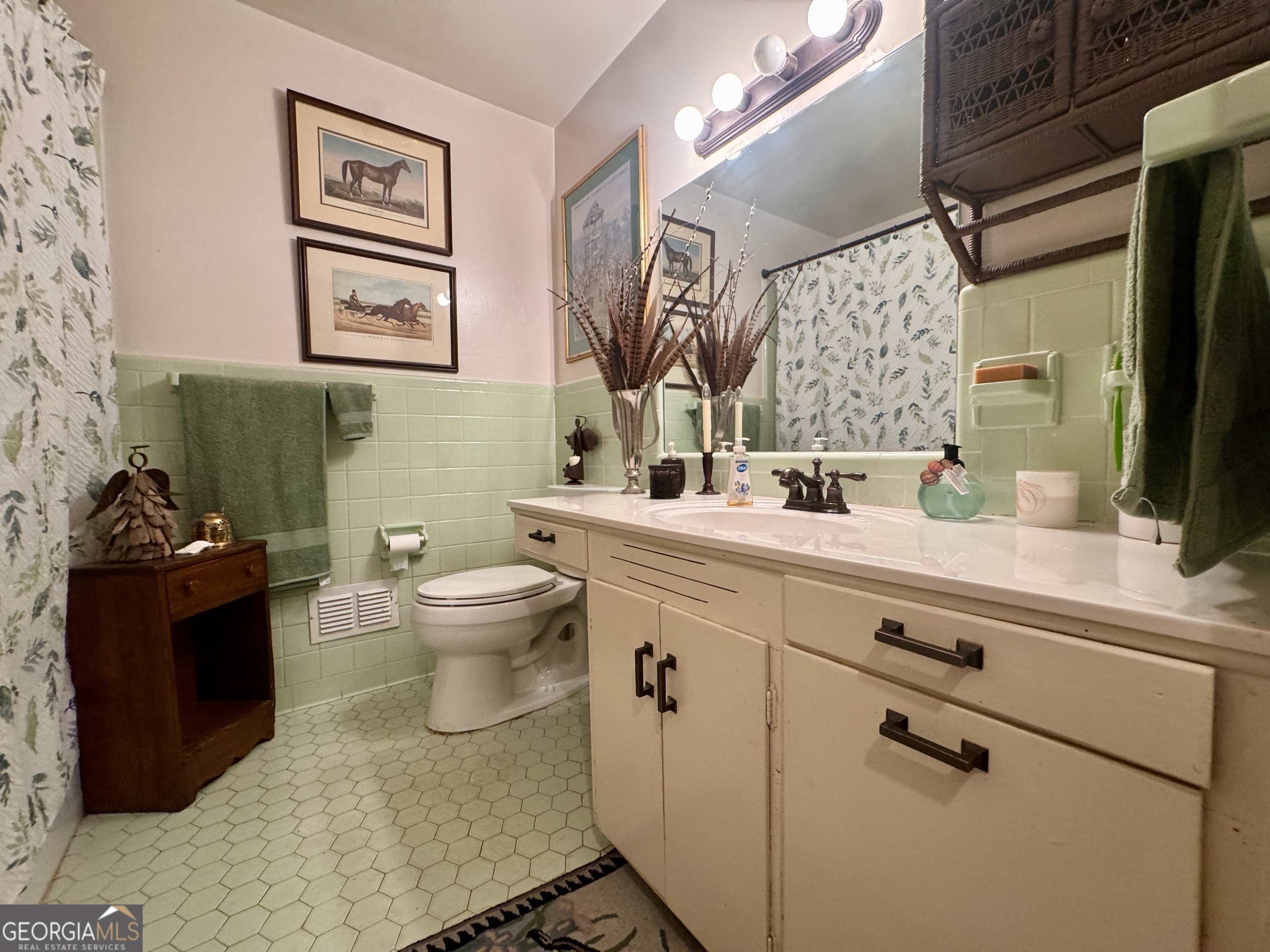 601 Cherokee Road LaGrange, GA 30240 - Photo 21 of 37 a bathroom with a sink and a mirror