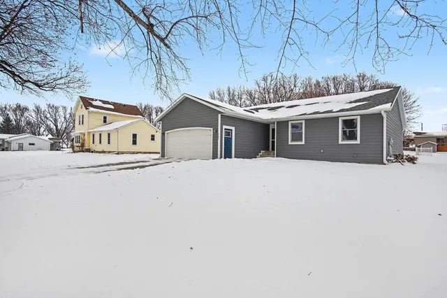 $299,900 | 406 South 3rd Street, Beaver Creek, MN 56116