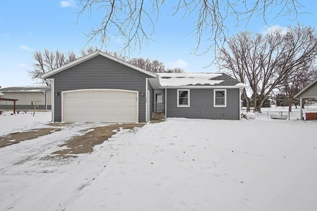 $299,900 | 406 South 3rd Street, Beaver Creek, MN 56116