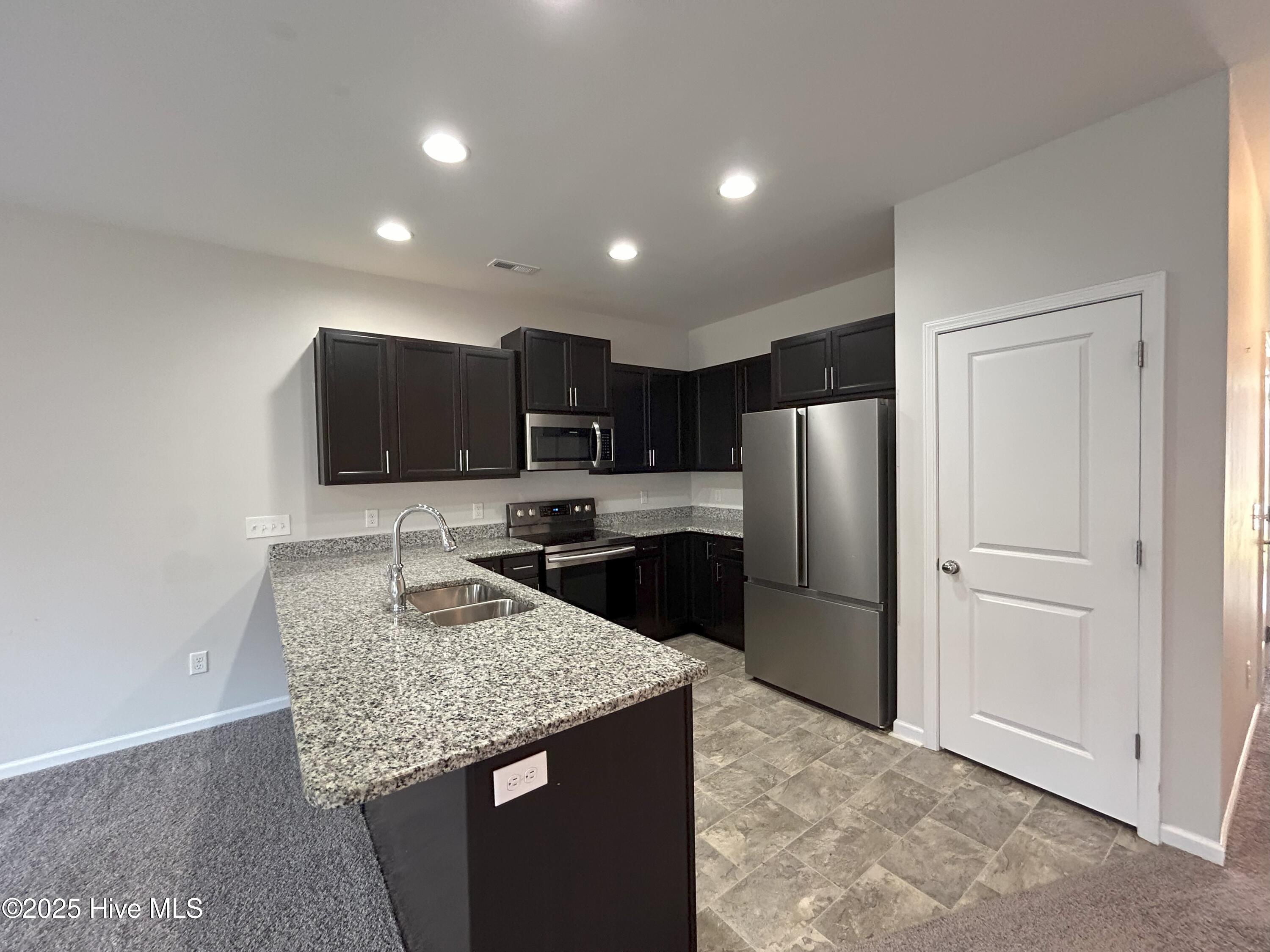 84 Aspen Road Hampstead, NC 28443 - Photo 5 of 28 Kitchen