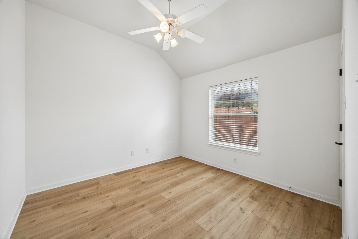 12507 Aliso Bend Lane Houston, TX 77041 - Photo 19 of 25 an empty room with a window and a ceiling fan