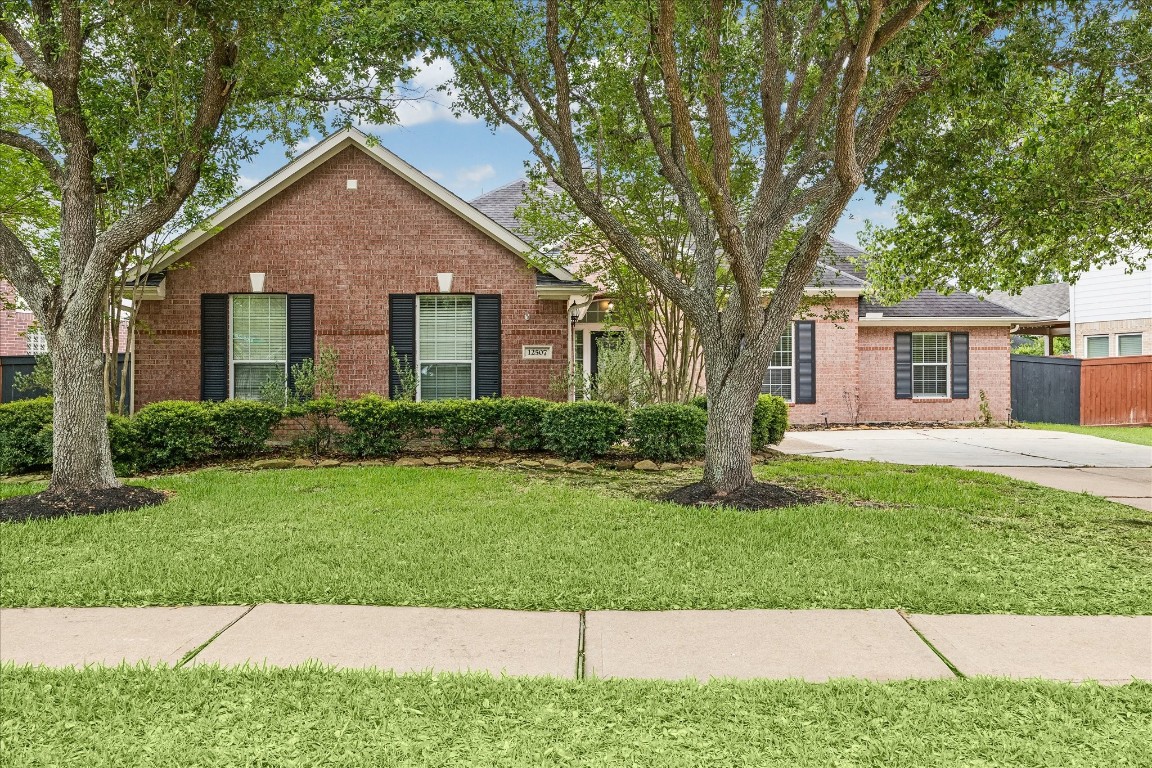 12507 Aliso Bend Lane Houston, TX 77041 - Photo 5 of 25 a front view of a house with a yard