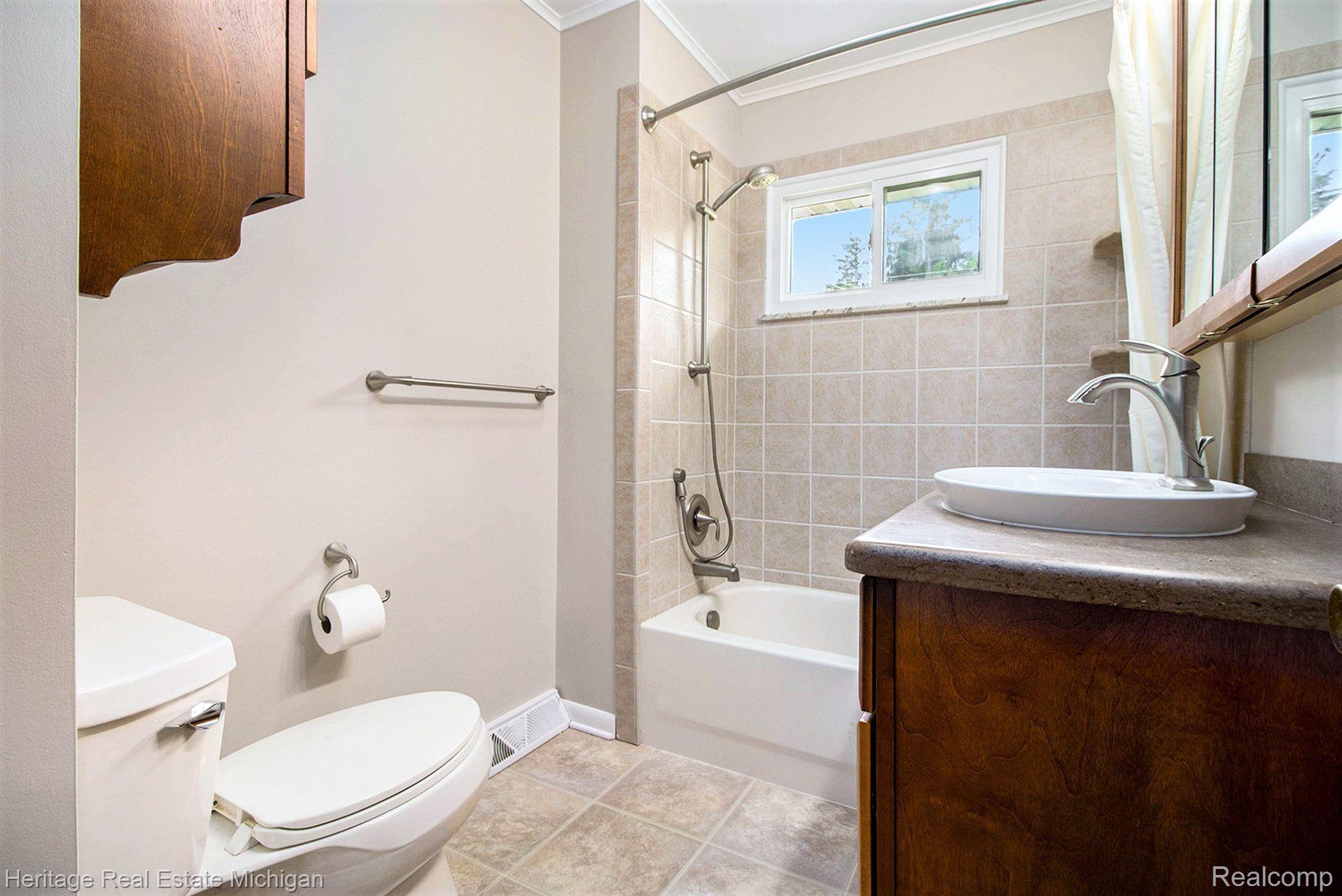 1267 Oakcrest Road Howell, MI 48843 - Photo 5 of 19 Updated full bathroom