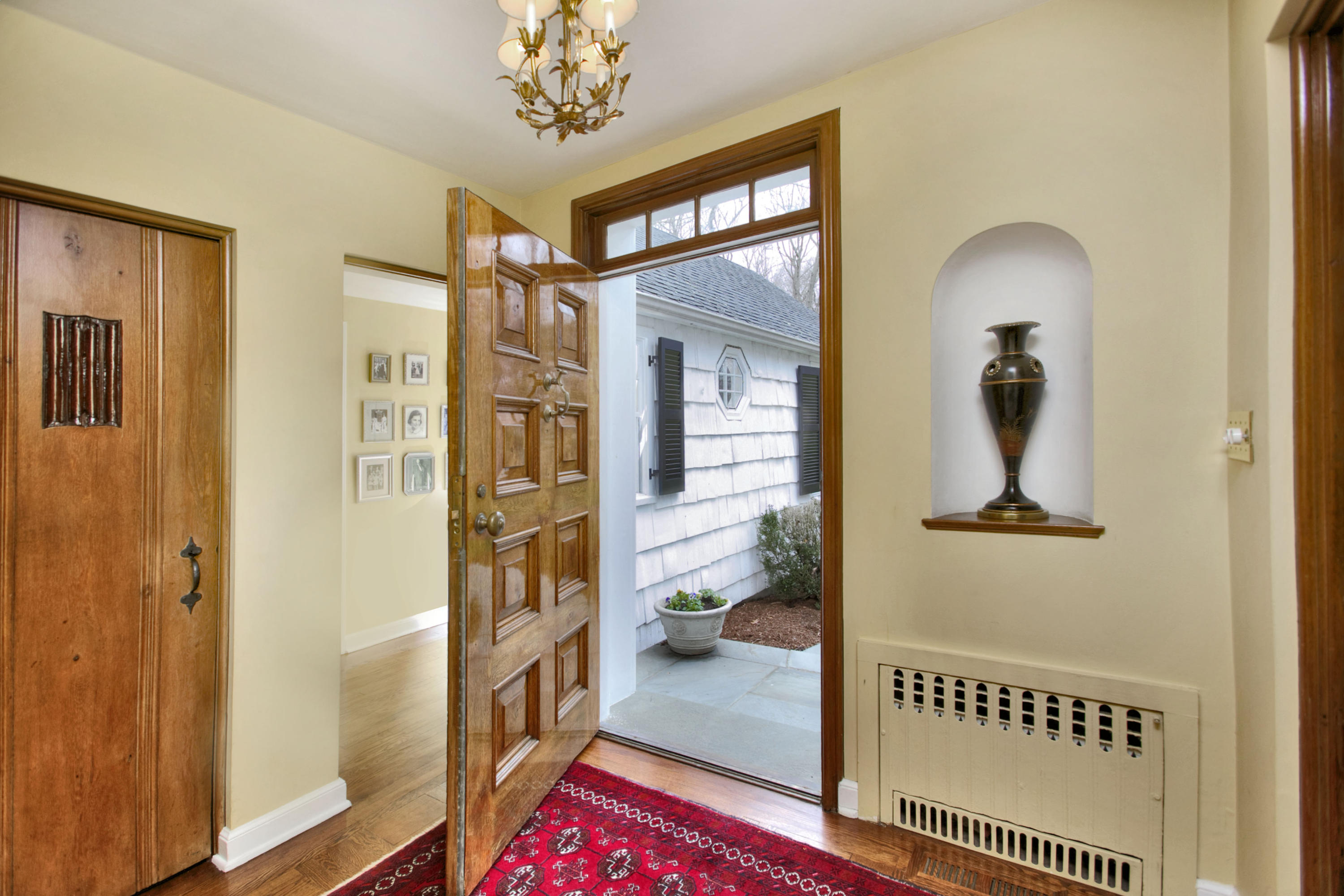 29 Stony Brook Road Darien, CT 06820 - Photo 7 of 24 a view of a hallway with a livingroom