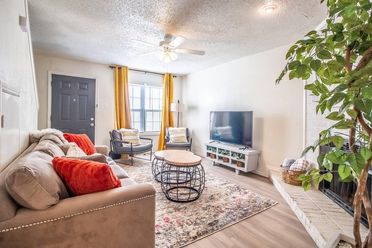 5806 6th Street, Unit B Lubbock, TX 79416 - Photo 24 of 45 a living room with furniture and a potted plant