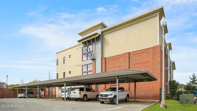 $320,000 | 1121 Camellia Boulevard, Unit 304, Lafayette, LA 70508