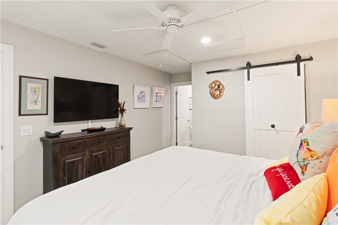 101 Broadway Street St. Simons Island, GA 31522 - Photo 11 of 27 Master bedroom