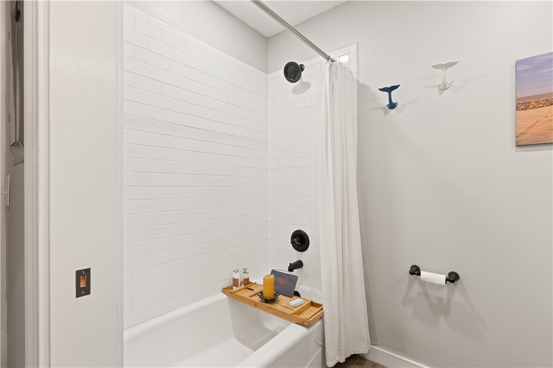 101 Broadway Street St. Simons Island, GA 31522 - Photo 18 of 27 Guest bath