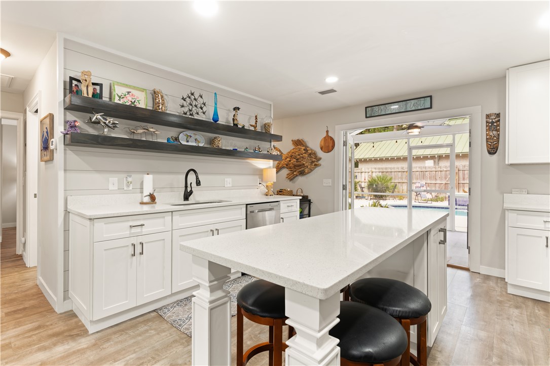 101 Broadway Street St. Simons Island, GA 31522 - Photo 7 of 27 Kitchen with Quartz counter tops