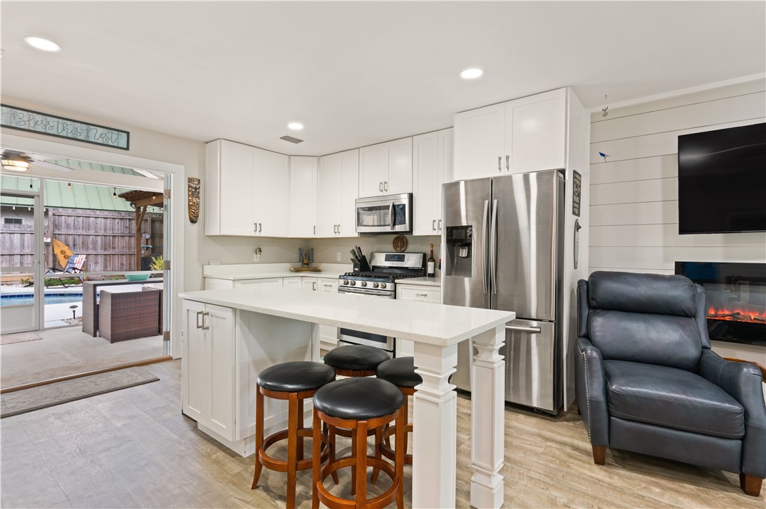 101 Broadway Street St. Simons Island, GA 31522 - Photo 8 of 27 Island with breakfast bar seating