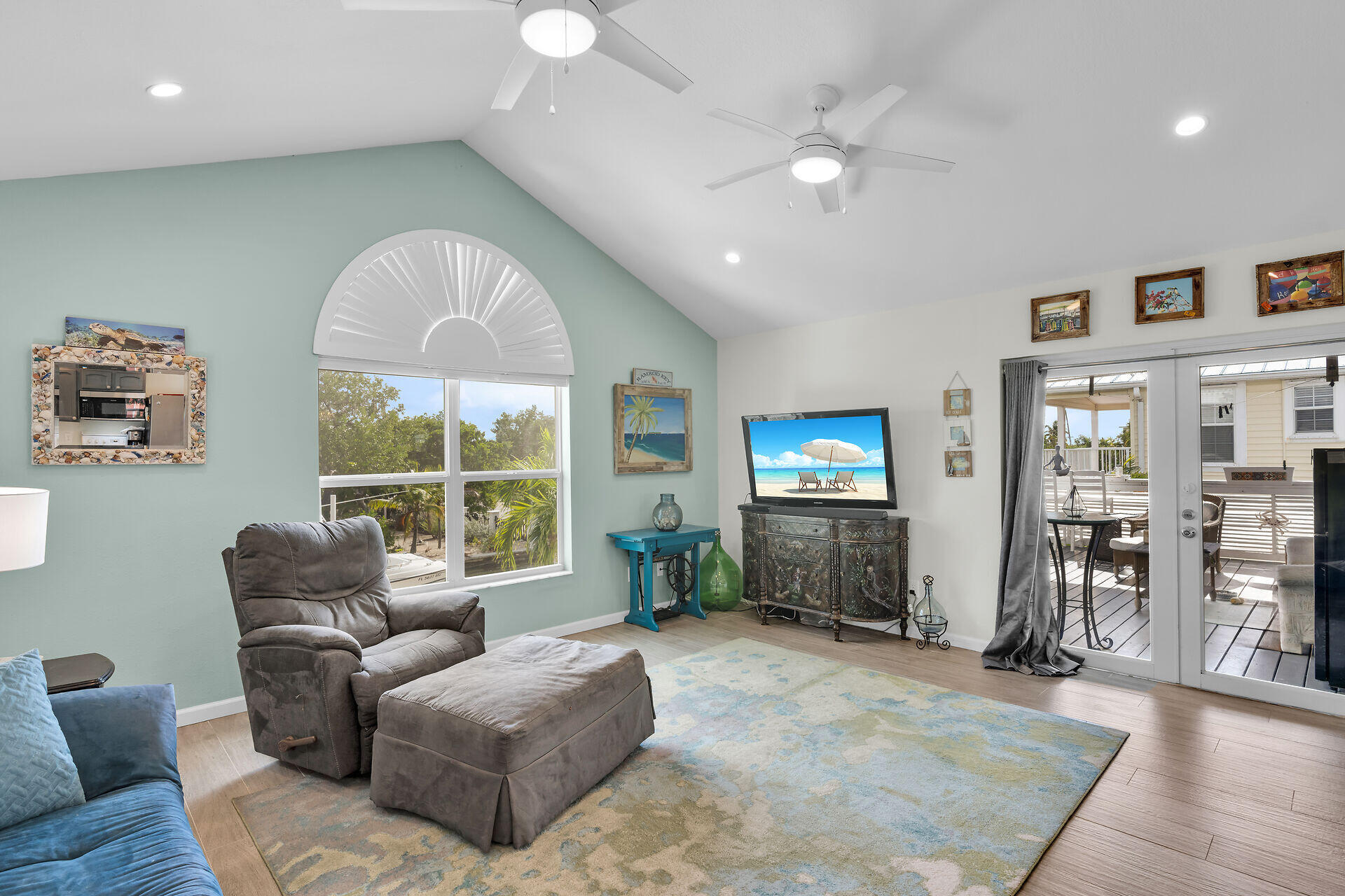 903 Indies Road Summerland Key, FL 33042 - Photo 8 of 48 Living Room
