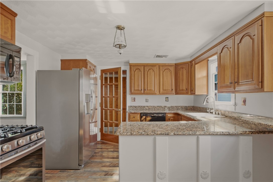 8 Fort Hill Road Bristol, RI 02809 - Photo 6 of 46 Gallery Image 6