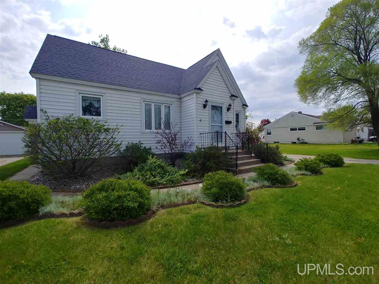 229 South Lincoln Road Escanaba, MI 49829 - Photo 1 of 31 Gallery Image 1