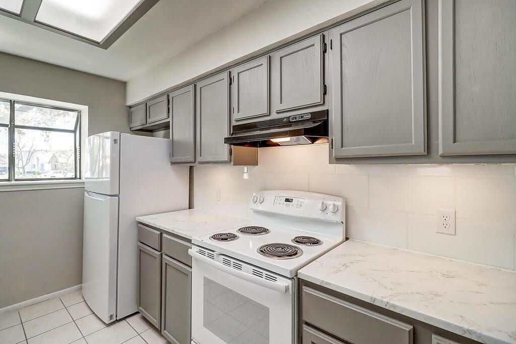 929 St Timothy Street Corpus Christi, TX 78418 - Photo 11 of 35 a utility room with dryer and washer