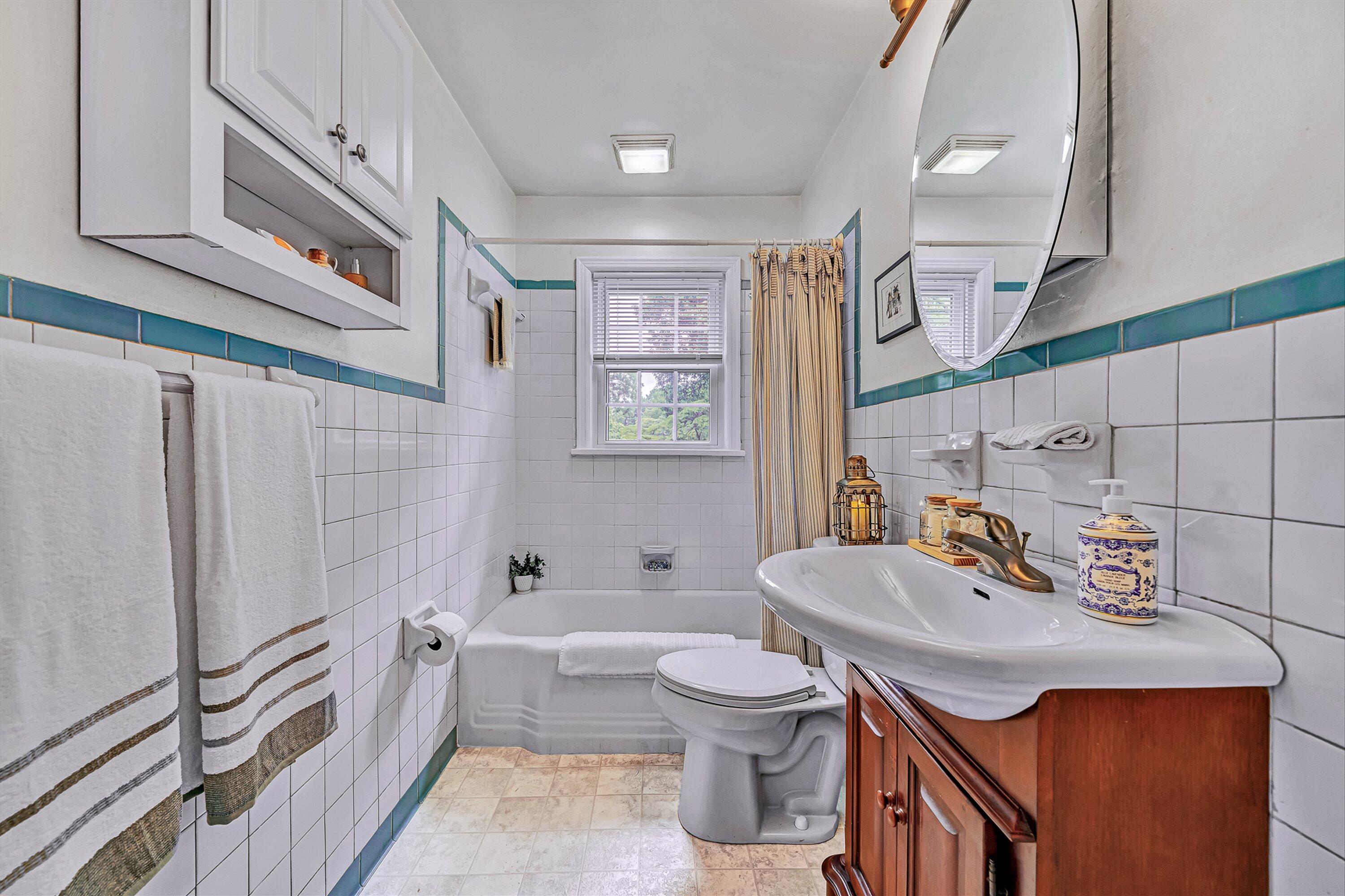 1035 Clearfield Road Southwest Roanoke, VA 24015 - Photo 14 of 43 Full Bathroom