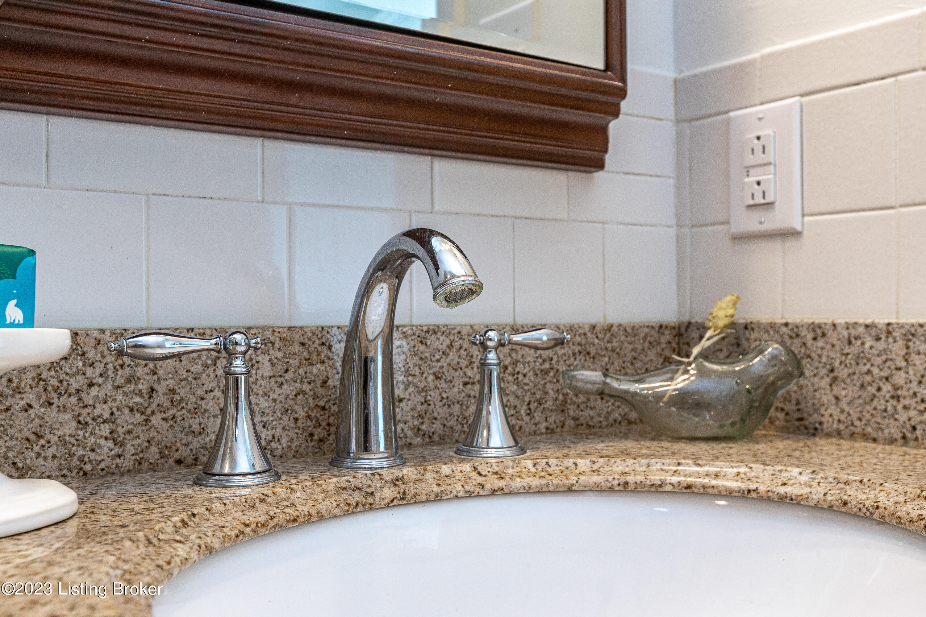 2121 Nicholasville Road, Unit 402 Lexington, KY 40503 - Photo 26 of 39 Full Bath #2