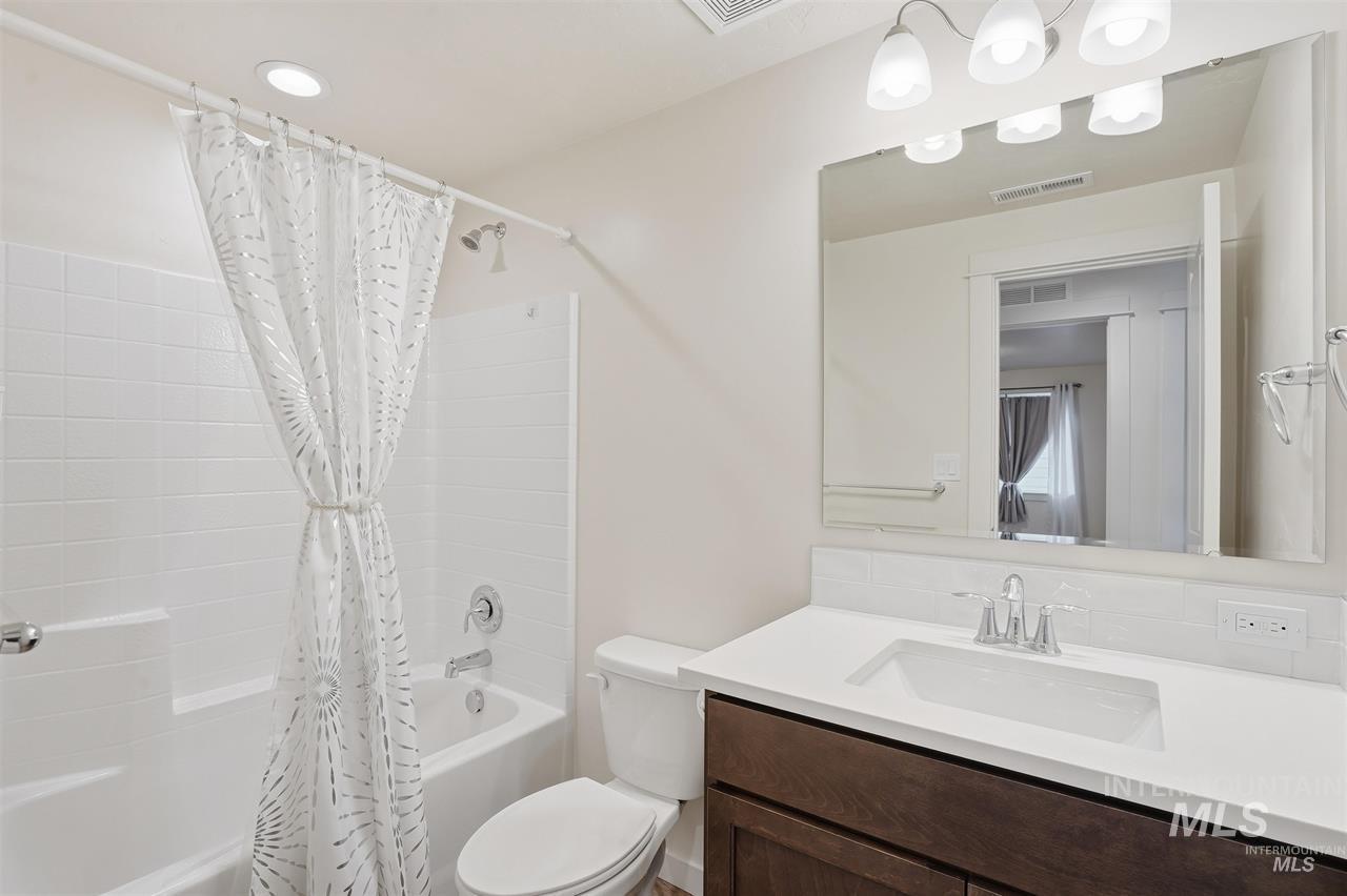 449 West Winnipeg Street Meridian, ID 83642 - Photo 33 of 49 Bathroom with shower / tub combo and vanity