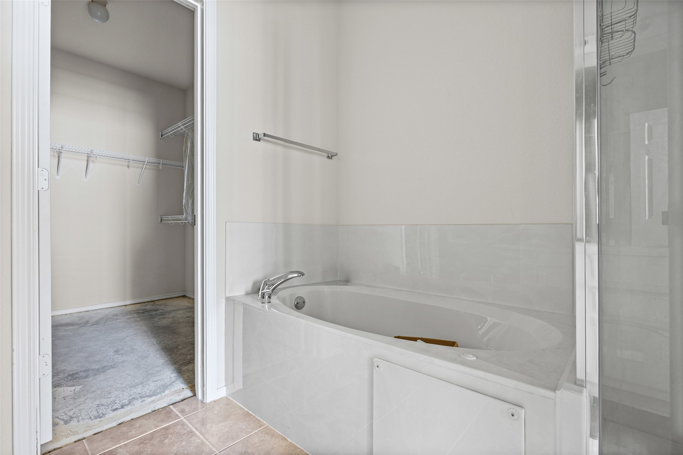 1900 Scofield Ridge Parkway, Unit 503 Austin, TX 78727 - Photo 16 of 26 a bathroom with a bathtub