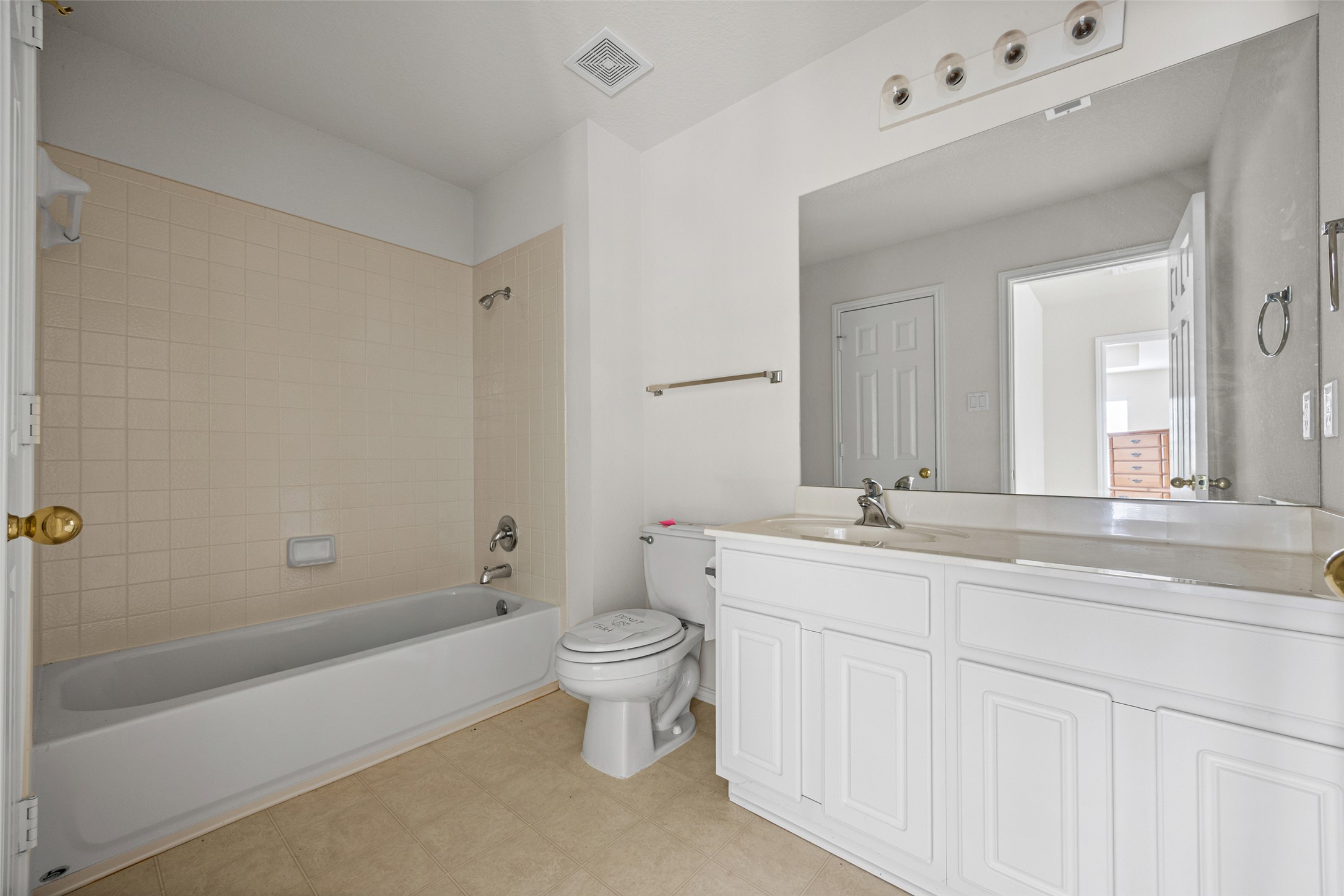 1900 Scofield Ridge Parkway, Unit 503 Austin, TX 78727 - Photo 20 of 26 a bathroom with a toilet a sink and bathtub